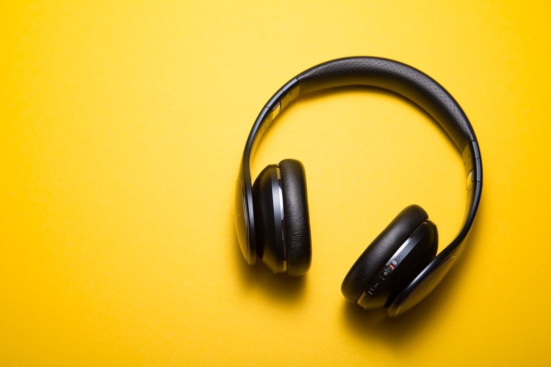 Schwarze Over-Ear-Kopfhörer auf leuchtend gelbem Hintergrund